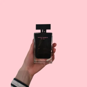 Narciso Rodriguez For Her 100ml - Eau de Toilette. Utan förpackning, nästan oanvänd. Fick den i present men tyvärr kom inte i användning.   Toppnoter Bergamott, Osmanthus, Afrikansk orange blomma  Mellannoter Bärnsten, Mysk  Basnoterna Vanilj, patschuli, vetiver 