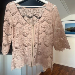 Spetstopp - Säljer nu denna supersöta rosa spetstoppen/koftan från zara då den inte kommer till användning. Funkar perfekt till skola, fest middagar osv! Tryck gärna köp nu eller kontakta mig för mer info💕