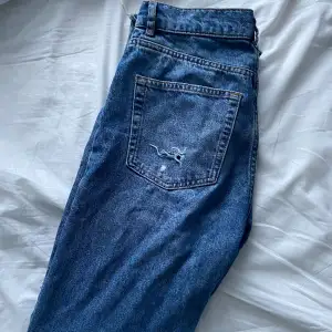 Snygga blå jeans från Pull&Bear💋säljer pga att dom inte kommer till användning. Dom är straight i benen😍 Tryck gärna på köp nu med tveka inte att skriva om du har några funderingar⭐️