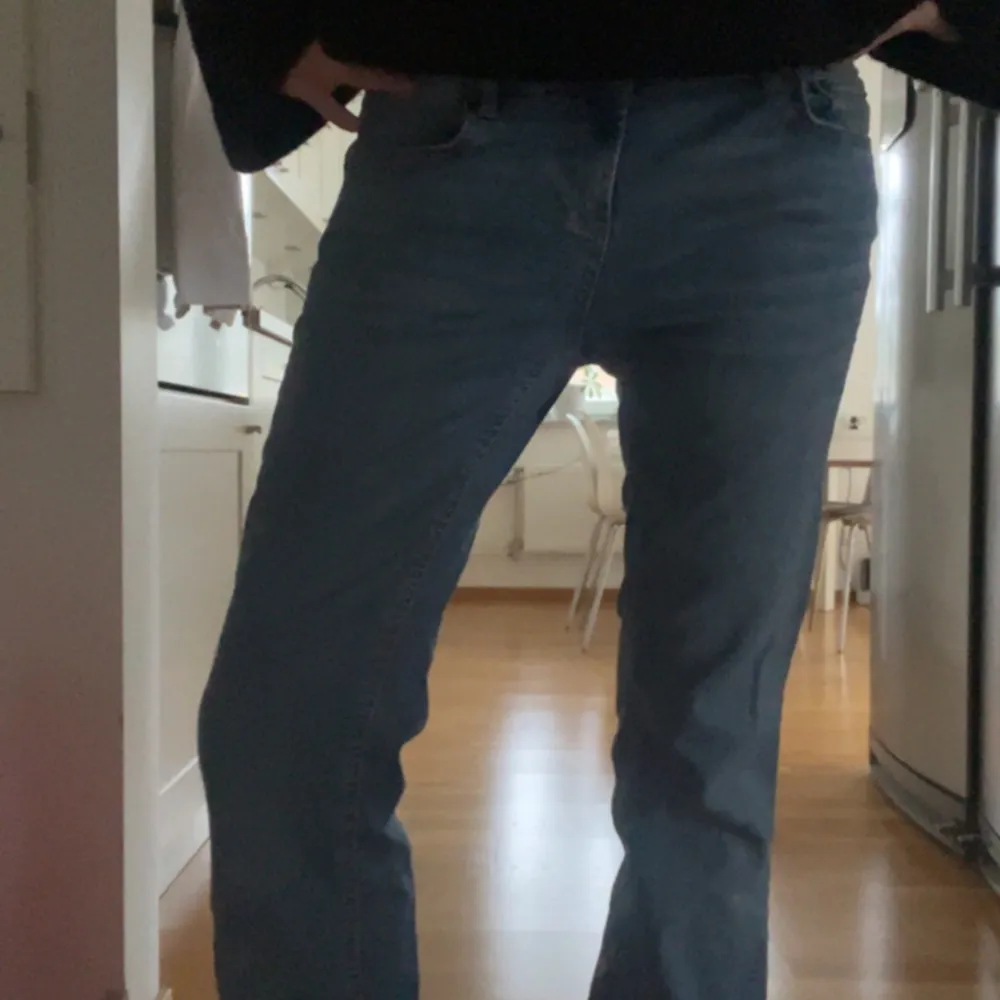 Jättefina jeans som ja säljer då de är för stora för mig, bootcut och midwaist skylla jag säga. Jeans & Byxor.