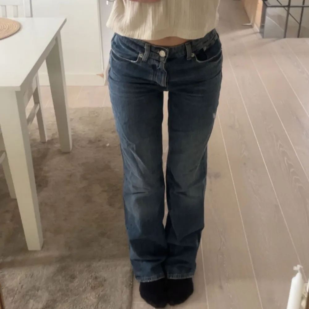 Zara jeans som är en liten blandning av straight och flare. De är använda ett par gånger men är i fint skick.. Jeans & Byxor.