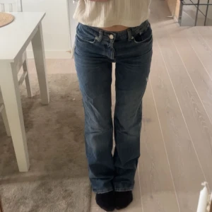 Zara jeans  - Zara jeans som är en liten blandning av straight och flare. De är använda ett par gånger men är i fint skick.