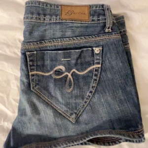 Jeans shorts  - Hej! Säljer dessa lågmidjade jeans shorts från guess jeans. Dom har coola bakfickor. Sitter bra på mig  som är s/m
