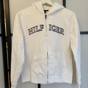 Tommy hilfiger hoodie, superfint skick.  - Fint skick, mjuk och gosig! 