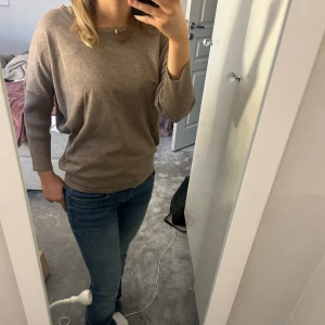 Stickad tröja - Superfin beige/brun stickad från saint tropez🌟 väldigt sparsamt använd så nästan nyskick!