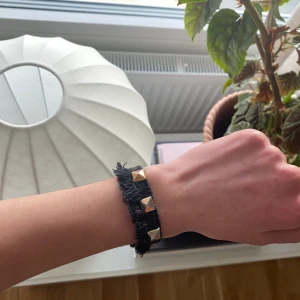 Valentino armband  - Säljer detta valentino liknande armbandet! Lägg prisförslag!! 💖💖