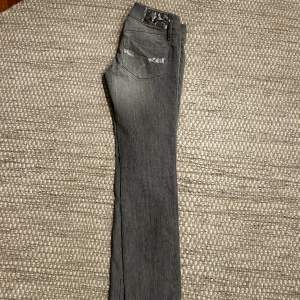 Säljer mina gråa favorit jeans från diesel. Så snygga detaljer på bakfickorna och väldigt fin grå färg. Low waisted i storlek W26L32. Fint skick!  300kr 