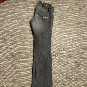 Diesel jeans - Säljer mina gråa favorit jeans från diesel. Så snygga detaljer på bakfickorna och väldigt fin grå färg. Low waisted i storlek W26L32. Fint skick!  300kr 