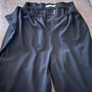 Kostymbyxor  - Långa svarta kostymbyxor som är sparsamt använda pga alldeles för långa för mig som är 158cm. Från NA-KD och storlek S. Bättre bilder kan fås vid intresse 