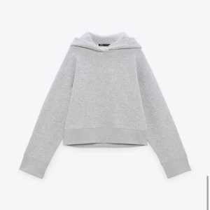 Zara hodie  - En grå kortare hoodie perfekt till ett par lågmidjade jeans! Säljer då jag inte har användning för den längre. Bra skick🙌🏻