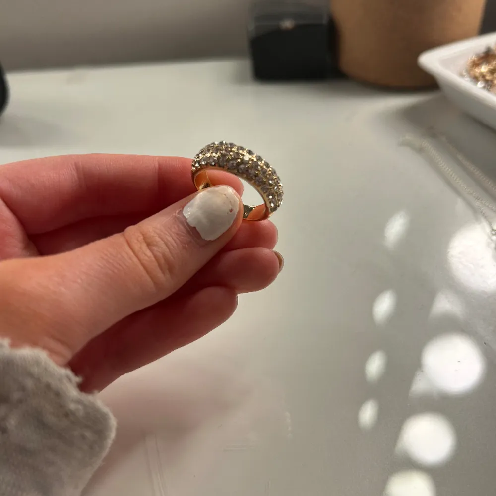 En skit fin glittrig ring, säljer den eftersom  att den har blivit för liten . Accessoarer.