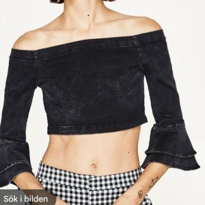 Zara demin tröja - Zara woman premium denim collection off-shoulder tröja. Bara testad men legat i garderoben ett tag, prislapp finns ej kvar. Pris går att diskutera vid snabb affär!❤️ Vid frågor kontakta mig💕