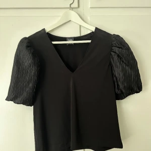 Blus från Zara - Blus från Zara med fin puffärm. Använd en gång.   Storlek: S