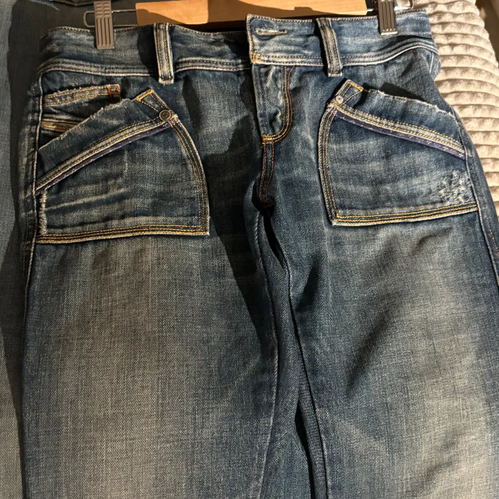 Jättesnygga diesel jeans som är extremt långa i benen för att vara diesel jeans. (Innebenslängd 87,5cm) jättesnygg wash på jeansen, nyskick och är ljusare än de framstår på bilen. Nypris 1500kr. Hör av er vid frågor eller funderingar💕. Jeans & Byxor.