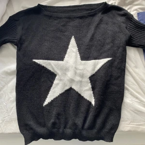 Stjärn tröja ⭐️ - Supersnygg tröja med en stjärna på⭐️ off-shoulder😋 svart stickad tröja med vitt hjärta på🤍 oklar vilket märke eftersom den inte har någon lapp. Men passade tyvärr inte så bra på mig. Smal i armarna.