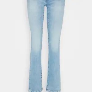 Säljer dessa low waist jeans från pepe jeans. Dom är vädligt trendiga och bekväma. Har klippt dom ner till för en bredare bootcut. Det är bara att fråga om bild 