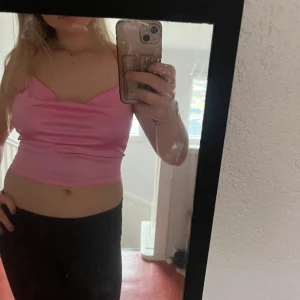 Fin fest topp från bikbok💗 - Super fin topp som passar perfekt till lite mer uppklädda tillfällen💗💗