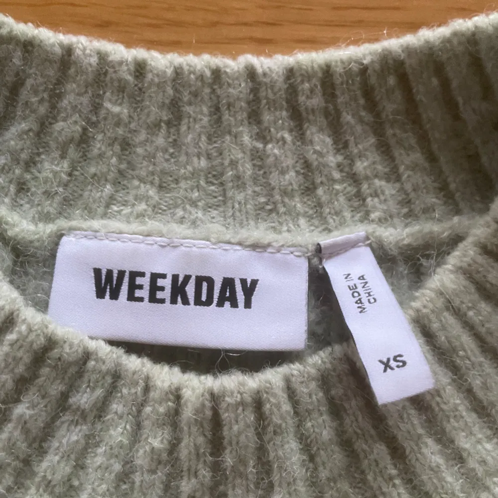 Fin grön stickad tröja från weekday, i bra skick använd fåtal gånger. Storlek XS Hör av dig vid intresse eller fler frågor🫶🏽. Tröjor & Koftor.