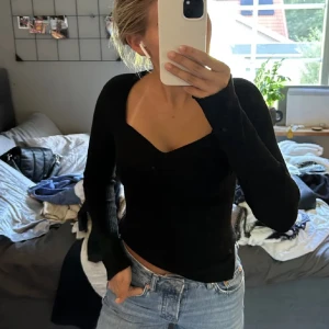 Tröja - Säljer denna super fina tröjan i ett så skönt material! Tröjan är ribbad och har en tjockare ”rand” under bysten, den har även två små slitasr på vardera sida vid höften. Säljer den då den inte kommer till användning💕