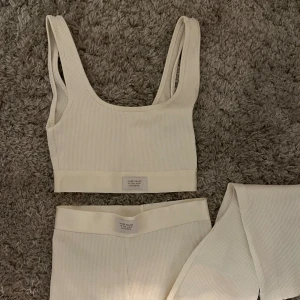 Tränings set  - Jag säljer ett helt oanvänd tränings set från Gina tricot 