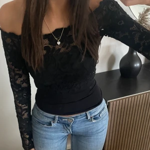 Spets topp - Svart spets topp genomskinlig men har linne under på bilden as snygg 