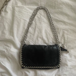 Tiamo väska liten  - Tiamo väska i svart, använd men i fint skick skick