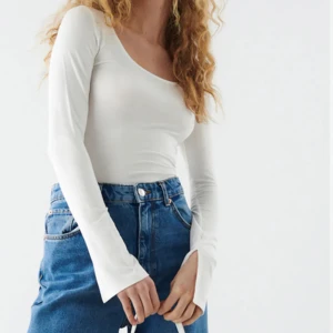 Långärmad topp - Säljer denna populära Gina toppen med slits på ärmarna💕💕Aldrig använd