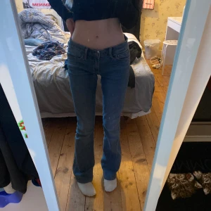 Blåa bootcut jeans  - Blå Lågmidjade bootcut jeans från Crocker Jeans, använda men i fint skick.  Storlek - waist 26 length 35 ,uppsydda! Passar 158cm,  Skulle säga att dom passar en S. Säljes då dom blev förstora för mig. Liten skavank med en liten tuss på benet. 