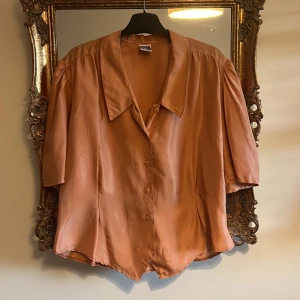 Vintage blus  - Vintage blus köpt second hand. Vissa sömmar är lite skadade, men inget som tydligt syns.  Märke: Yessica🫶