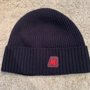 Moncler  - Moncler mössa  Storlek one size passar alla  Skick 9/10 som ny köptes förra året  Pris 999kr 