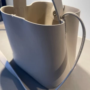 Gina Tricot, väska  - Väska i beige från Gina Tricot, oanvänd.💌