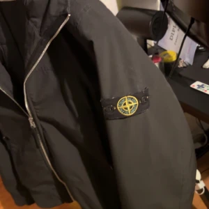 Stone island jacka - Köpt på NK för nästan 2 år sen. Det är en barn storlek (storlek XL) köpt för 4700 och är en snygg jacka för våren