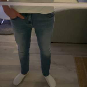Ett halvår gamla slim jeans i ljusblå. Orginalpris 1500. Inga defekter och ej särskilt använda. 
