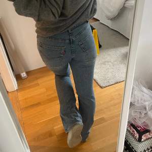 Bootcut jeans från Levis. Hittar ingen storlek på jeansen, men jag brukar vanligtvis ha storlek 36 i byxor.😊
