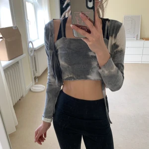 Binary01 grå topp set - Oanvänd Köparen står för frakt  Kika gärna in andra plagg på min profil för att spara på frakt