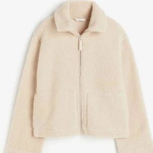 Teddy kofta/jacka - Säljer denna snygga Teddy kofta/jacka från hm! Storlek xs men är lite oversize😍