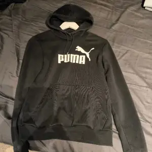 Puma hoodie i fint skick  Storlek M