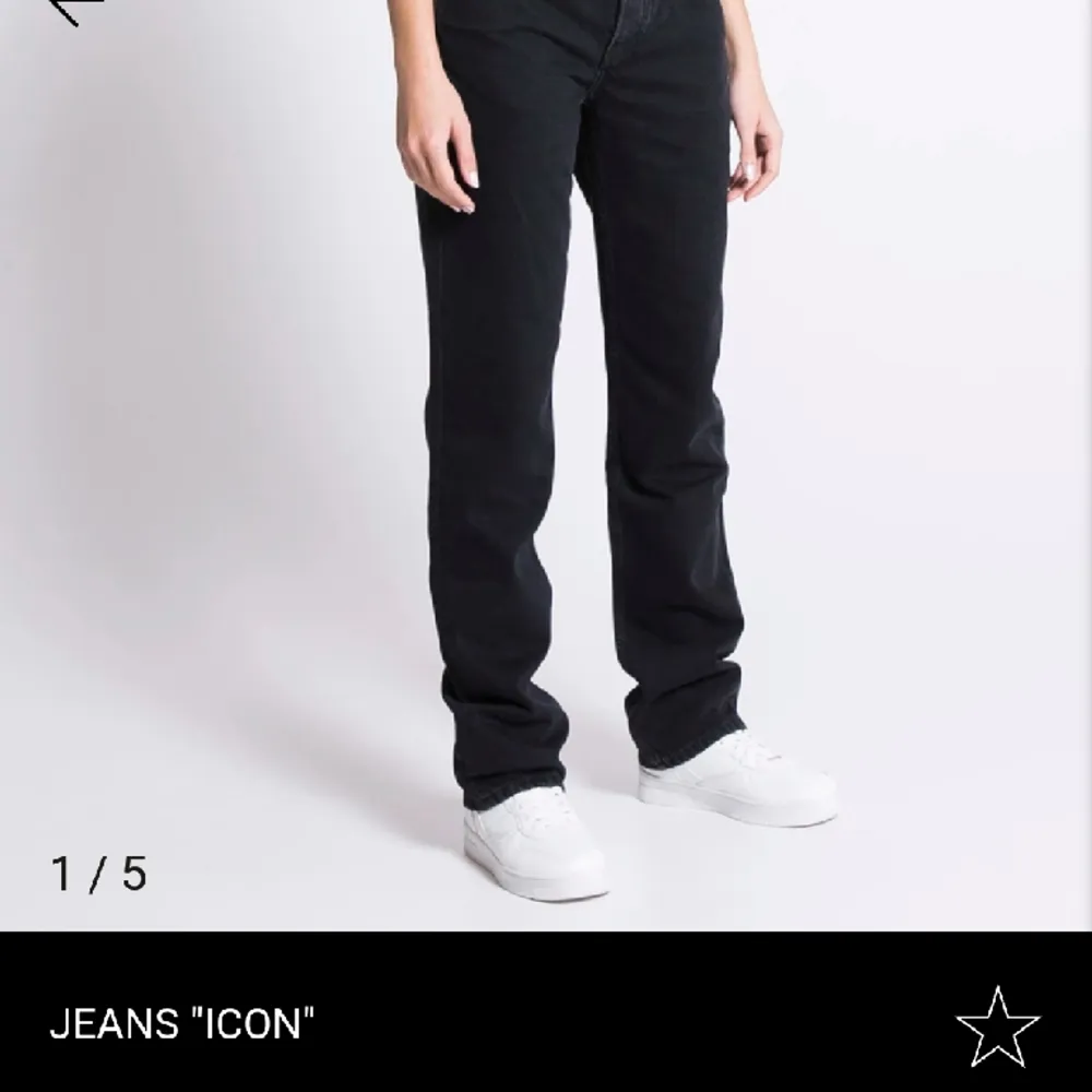 Lågmidjade jeans från lager 157 i storlek s. Inga defekter och knappt använda. Säljer då dom är lite för stora och kommer därför inte till användning.. Jeans & Byxor.