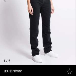 Lågmidjade jeans från lager 157 i storlek s. Inga defekter och knappt använda. Säljer då dom är lite för stora och kommer därför inte till användning.