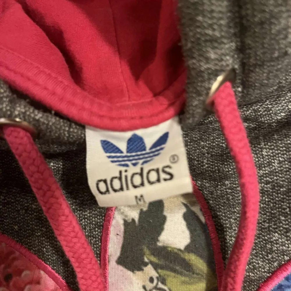 Adidas hoodie med blommigt mönster Tröjan är i storlek medium men sitter mer som small. Hoodies.