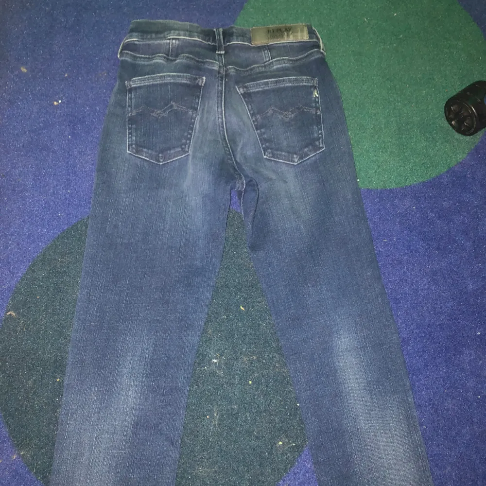 Replay jeans äkta skick 9/10 dom är storlek 142 men är stora i storleken hör av er vid frågor och pris ka diskuteras.. Jeans & Byxor.