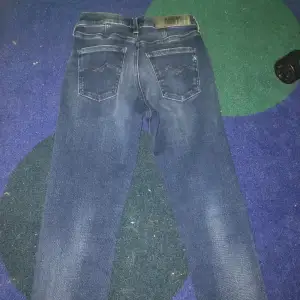 Replay jeans äkta skick 9/10 dom är storlek 142 men är stora i storleken hör av er vid frågor och pris ka diskuteras.