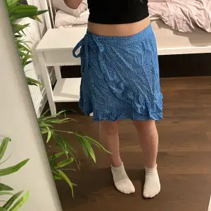 Fin volang kjol från BikBok, väldigt bra skick och det har inte använts så mycket. Man knyter ihop den. Det är bara att skriva om man har någon fråga🫶🏻