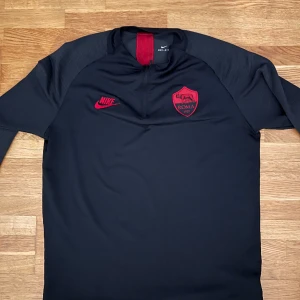 AS ROMA träningströja  - Säljer denna bekväma AS Roma träningströja från Nike. Väldigt gott skick 9/10.  