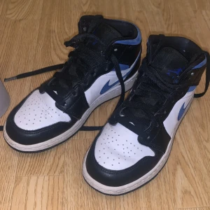 Air Jordan 1 Mid - Knappt använda, som nya. Köpte för ett tag sedan på soldout.se för 3150kr. Storlek 36/37.   Pris kan självklart diskuteras! 