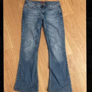 Säljer dessa skitnsnygga vintage jeans i storlek 29 - små i storlek så skulle säga att dom passar en 34-36!! 