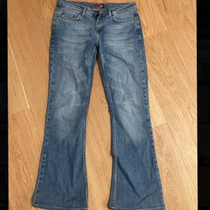 Jeans - Säljer dessa skitnsnygga vintage jeans i storlek 29 - små i storlek så skulle säga att dom passar en 34-36!! 