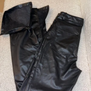 Zara skinn byxor med slits  - I bra skick