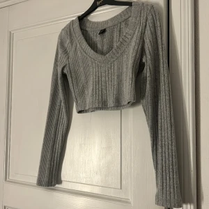 Gråstickad tröja med v-ringning 🩶 - Aldrig kommit till användning men super fin & skön tröja! V-ringning gör den extra fin, går att ha till vardags men ändå styla upp! 🩶 Nypris: 80 :- Säljer för: 40 :-