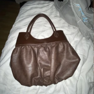 Väska - Väska som är köpt här på plick. Kommer tyvärr inte till användning då den inte riktigt är min stil. 